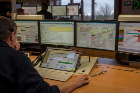 Kreisleitstelle in Büren-Ahden, von hier aus werden die Einsätze koordiniert: Am Sonntagnachmittag erreichten 214 Notrufe die Disponenten des Kreises